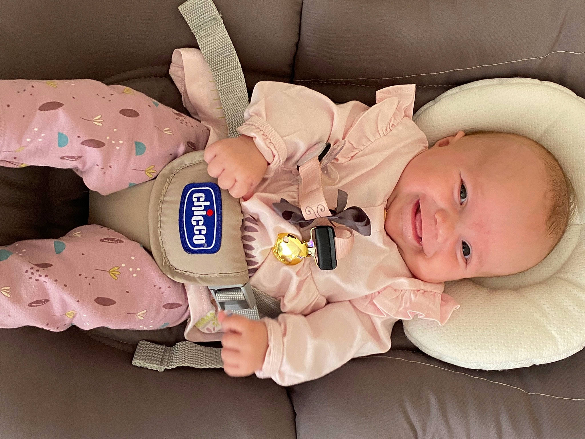 Céleste a rejoint le concours — aidez-le/la à gagner de superbes lots ! baby, baby_products, baby_sleeping, baby_toddler_clothing, baby_toys, cheek, child, comfort, facial_expression, joy, pattern, person, pink, product, room, sitting, skin, sleeve, smile, textile