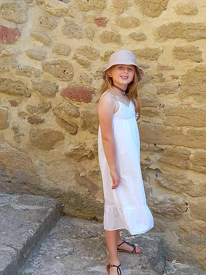 Lola a rejoint le concours — aidez-le/la à gagner de superbes lots ! cap, day_dress, dress, eyewear, fashion_design, fawn, hat, headwear, joy, knee, neck, one_piece_garment, outerwear, person, shoulder, sleeve, standing, street_fashion, sun_hat, textile