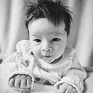 Nino participe au concours pour gagner de l'argent avec cette photo : baby, infant, black_and_white, closeup, face, hands, curly_hair, blanket, knitted_sweater, portrait, cute, soft_texture, lying_down, indoor, young_child, expression, skin, eyes, fingers, newborn