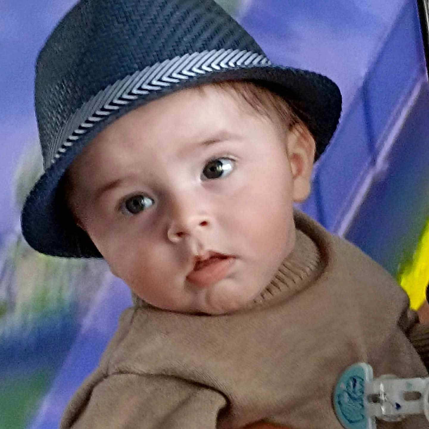 Nino participe au concours pour gagner de l'argent avec cette photo : baby, child, face, hat, fedora, clothing, sweater, pacifier, hand, person, portrait, cute, indoors, expression, skin, headwear, young, looking, holding, cozy