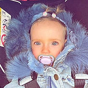 Camélia a rejoint le concours — aidez-le/la à gagner de superbes lots ! baby, infant, child, pacifier, car_seat, seatbelt, fur_hood, jacket, denim, pigtails, hair_clips, blue, eyes, face, portrait, close_up, cozy, cute, rear_seat, car_interior