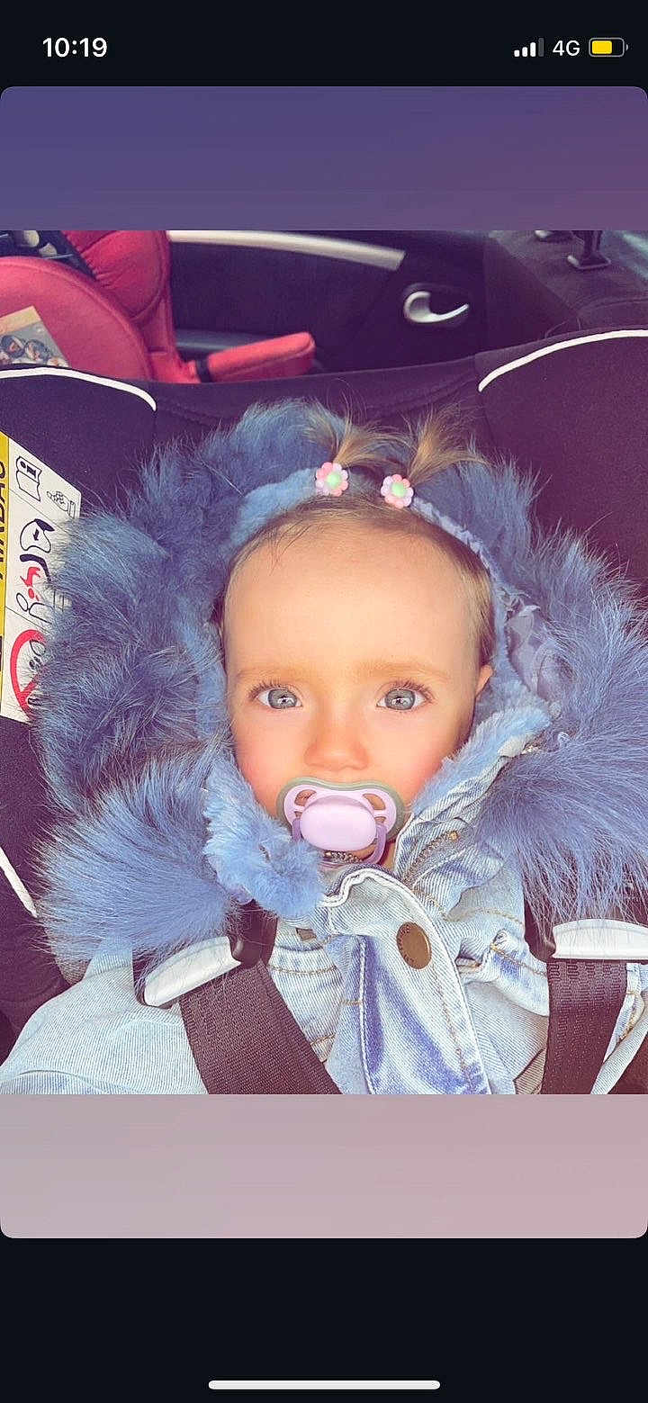 Camélia a rejoint le concours — aidez-le/la à gagner de superbes lots ! baby, infant, child, pacifier, car_seat, seatbelt, fur_hood, jacket, denim, pigtails, hair_clips, blue, eyes, face, portrait, close_up, cozy, cute, rear_seat, car_interior