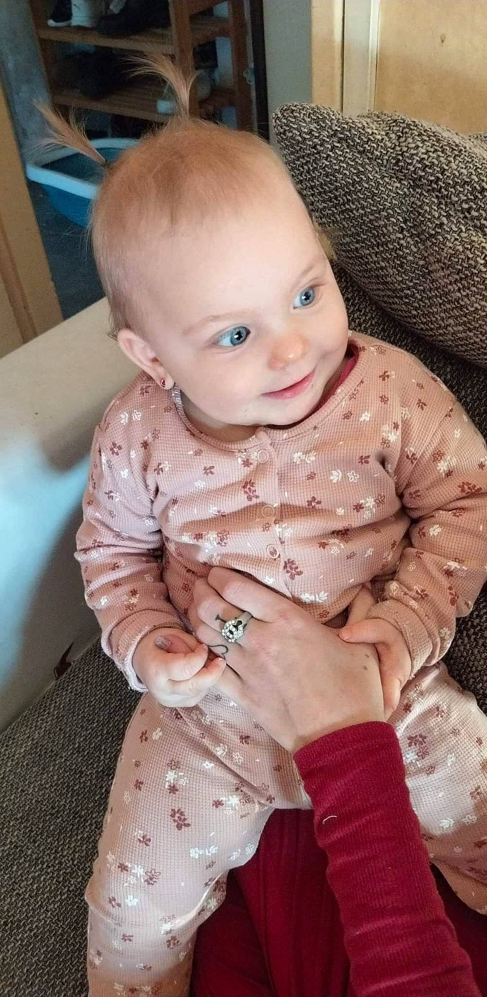 Miyanna a rejoint le concours — aidez-le/la à gagner de superbes lots ! baby, baby_toddler_clothing, cheek, comfort, eye, face, finger, flooring, hairstyle, head, iris, lip, nose, person, pink, product, skin, sleeve, smile, textile