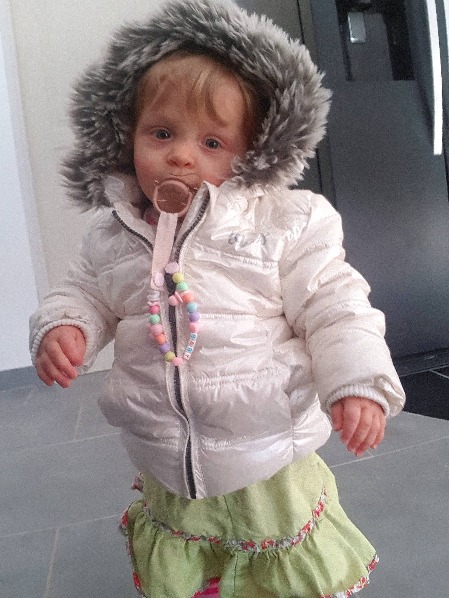 Ynaë participe au concours pour gagner de l'argent avec cette photo : baby, cheek, child, jacket, outerwear, person, pink, skin, sleeve, smile, toddler