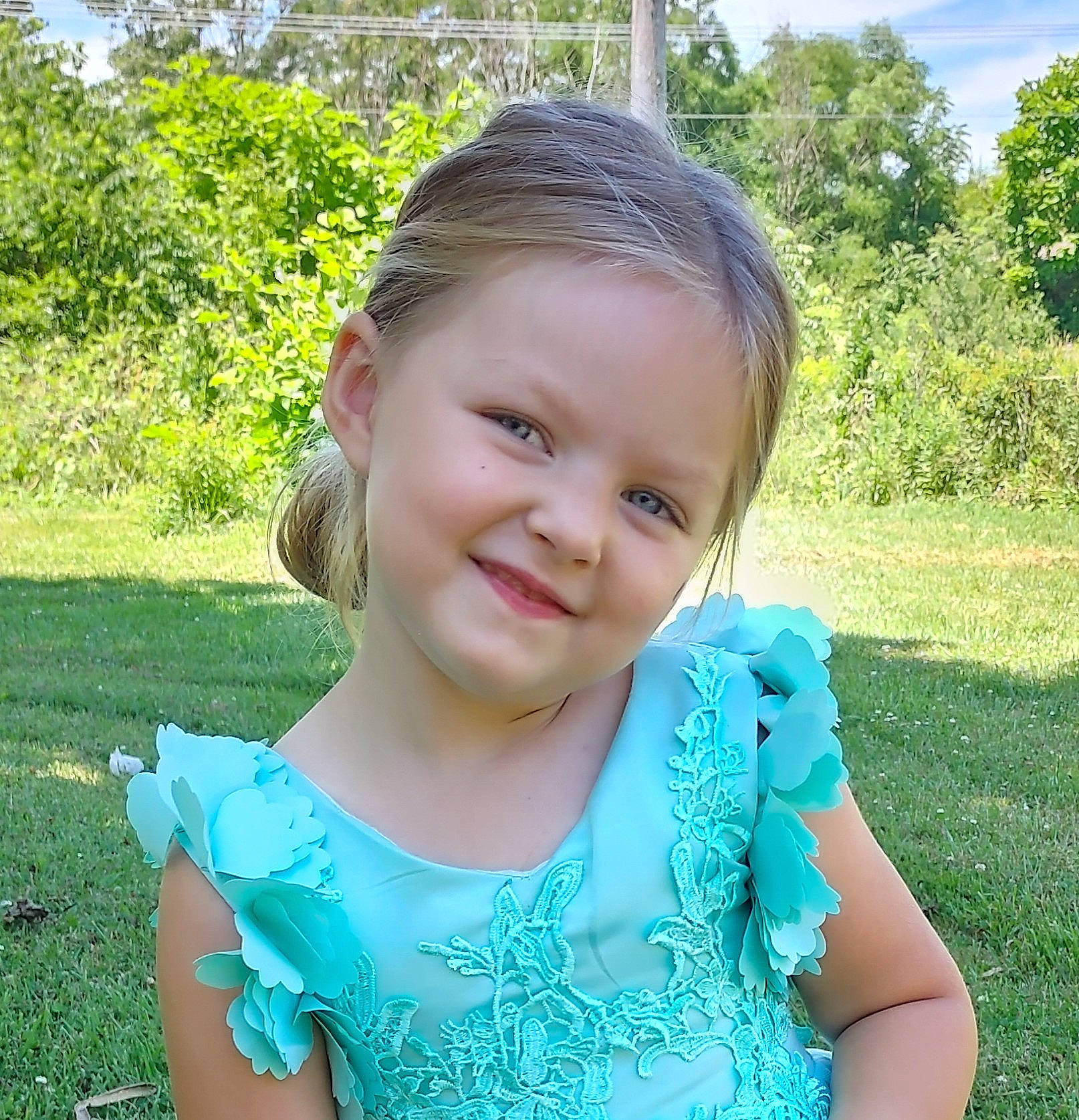 Mia is registered to the contest to win money with this photo: baby_toddler_clothing, child, electric_blue, eye, fun, gesture, grass, green, happy, iris, jewellery, joy, leisure, neck, people_in_nature, person, plant, sleeve, smile, summer