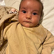 Romy participe au concours pour gagner de l'argent avec cette photo : baby, infant, face, eyes, sweater, clothing, blanket, pacifier, lying_down, skin, cute, expression, indoors, portrait, child, newborn, person, head, young, soft