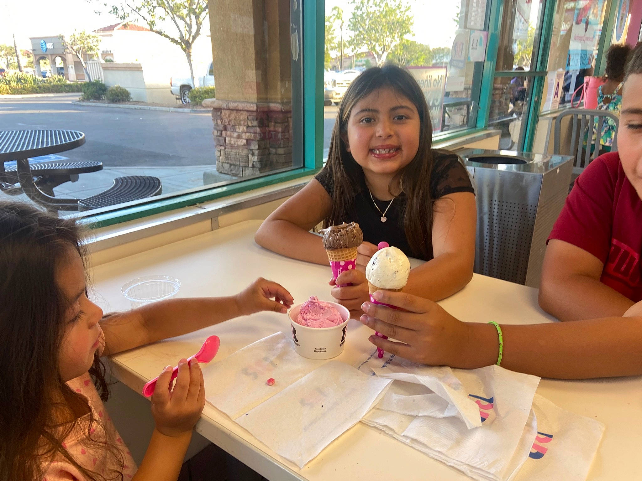 Jayleen is registered to the contest to win money with this photo: arm, chair, community, event, eyewear, finger, friendship, fun, hand, happy, joy, leisure, nail, person, plant, recreation, sharing, summer, t_shirt, table