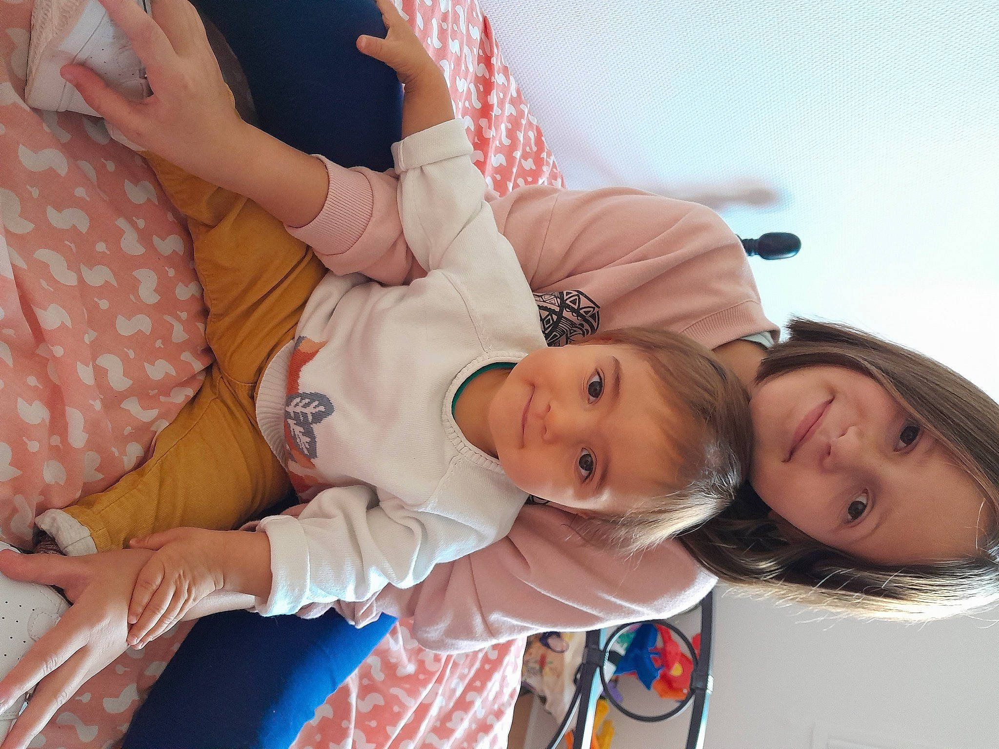 Victoria a rejoint le concours — aidez-le/la à gagner de superbes lots ! abdomen, baby, baby_products, baby_toddler_clothing, cheek, child, comfort, event, eyelash, fun, gesture, happy, human_leg, joy, knee, pattern, person, room, skin, smile