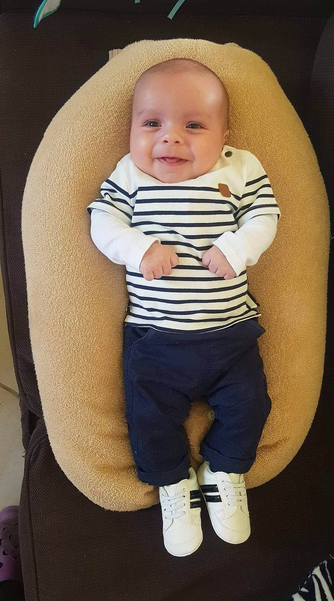 Maël participe au concours pour gagner de l'argent avec cette photo : baby, baby_toddler_clothing, cheek, chin, comfort, elbow, face, joint, joy, knee, neck, person, product, shoulder, sleeve, smile, standing, stomach, t_shirt, thigh