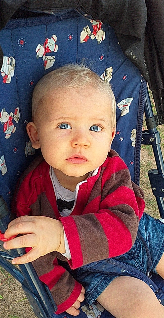 Tymeo participe au concours pour gagner de l'argent avec cette photo : baby, baby_carriage, baby_products, cheek, child, eye, face, finger, head, iris, lip, nose, person, product, sitting, skin, smile, toddler