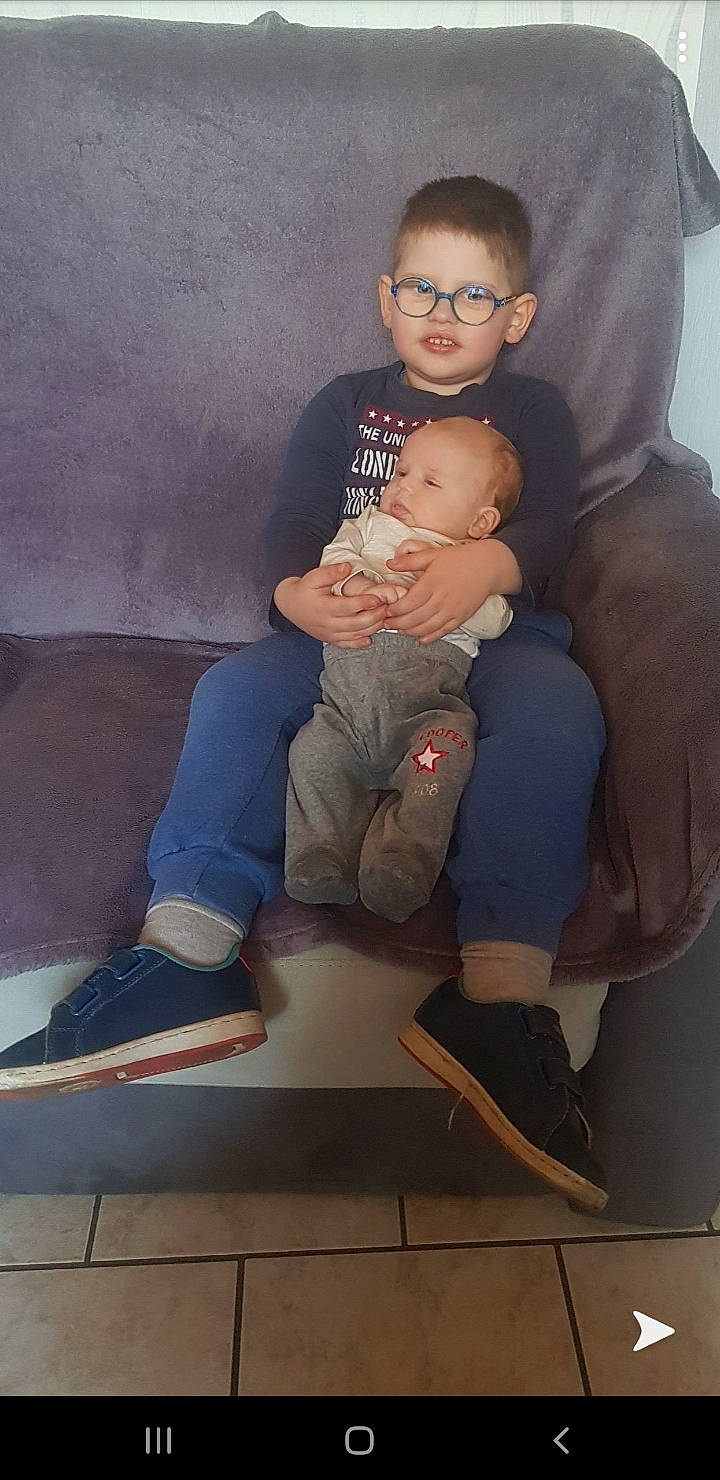 Tymeo participe au concours pour gagner de l'argent avec cette photo : child, leg, person, sitting, toddler