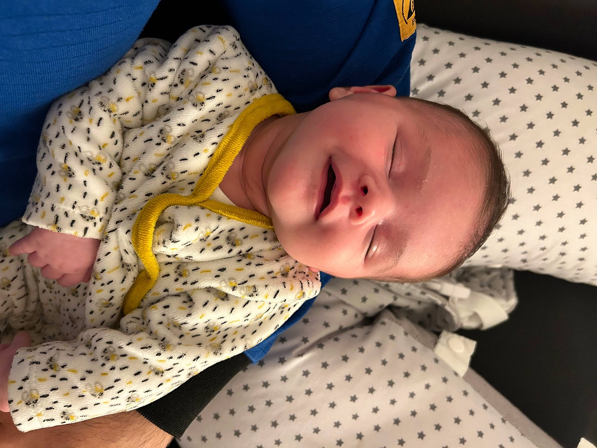 Athéna participe au concours pour gagner de l'argent avec cette photo : abdomen, baby, baby_products, baby_safety, baby_toddler_clothing, bedtime, child, comfort, elbow, human_leg, linens, pattern, person, skin, sleeve, smile, textile, thigh, toddler, tree