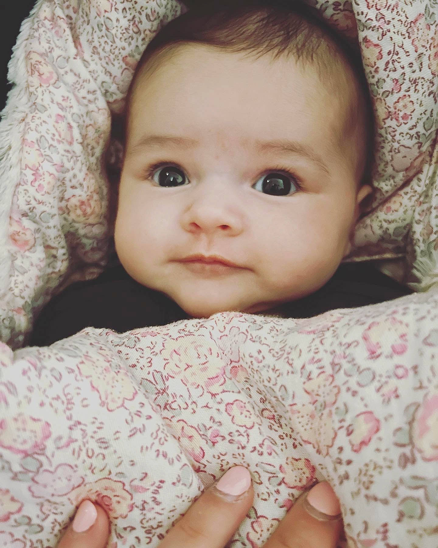 Athéna participe au concours pour gagner de l'argent avec cette photo : baby_toddler_clothing, cheek, comfort, eye, eyebrow, eyelash, facial_expression, gesture, headgear, human, iris, lip, nose, organ, person, pink, skin, sleeve, smile, textile