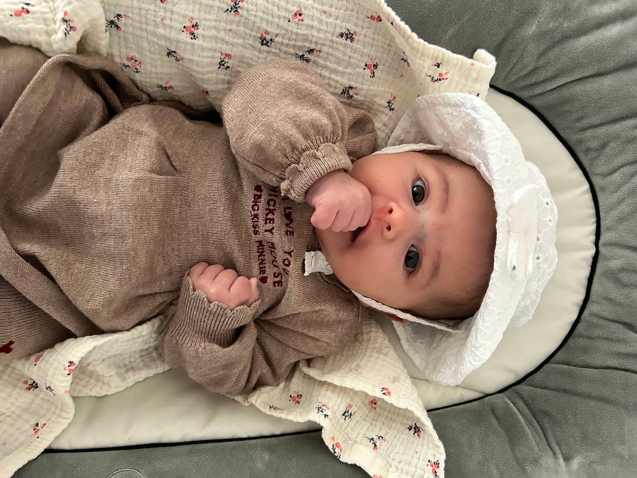 Athéna participe au concours pour gagner de l'argent avec cette photo : baby, baby_products, baby_safety, baby_sleeping, baby_toddler_clothing, bedding, bedtime, cheek, child, comfort, eye, face, hand, head, headwear, linens, pattern, person, sleep, sleeve