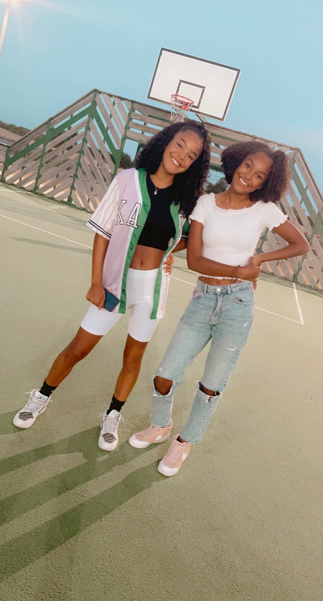 Louna a rejoint le concours — aidez-le/la à gagner de superbes lots ! face, fun, gesture, happy, human_leg, jeans, joy, knee, leg, leisure, long_hair, person, shoe, sky, smile, sneakers, sportswear, t_shirt, thigh, travel