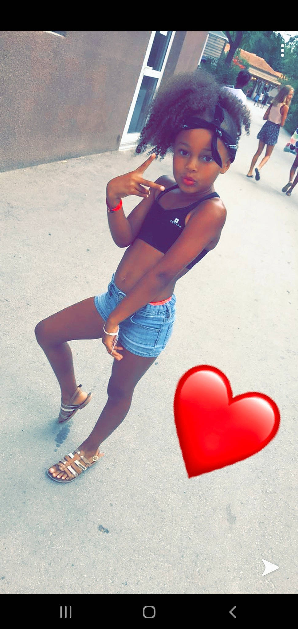 Kahyna participe au concours pour gagner de l'argent avec cette photo : black_hair, blurred, cool, eyewear, footwear, hair, happy, headwear, human_leg, knee, leg, leisure, neck, person, pink, sandal, shoe, shorts, shoulder, street_fashion