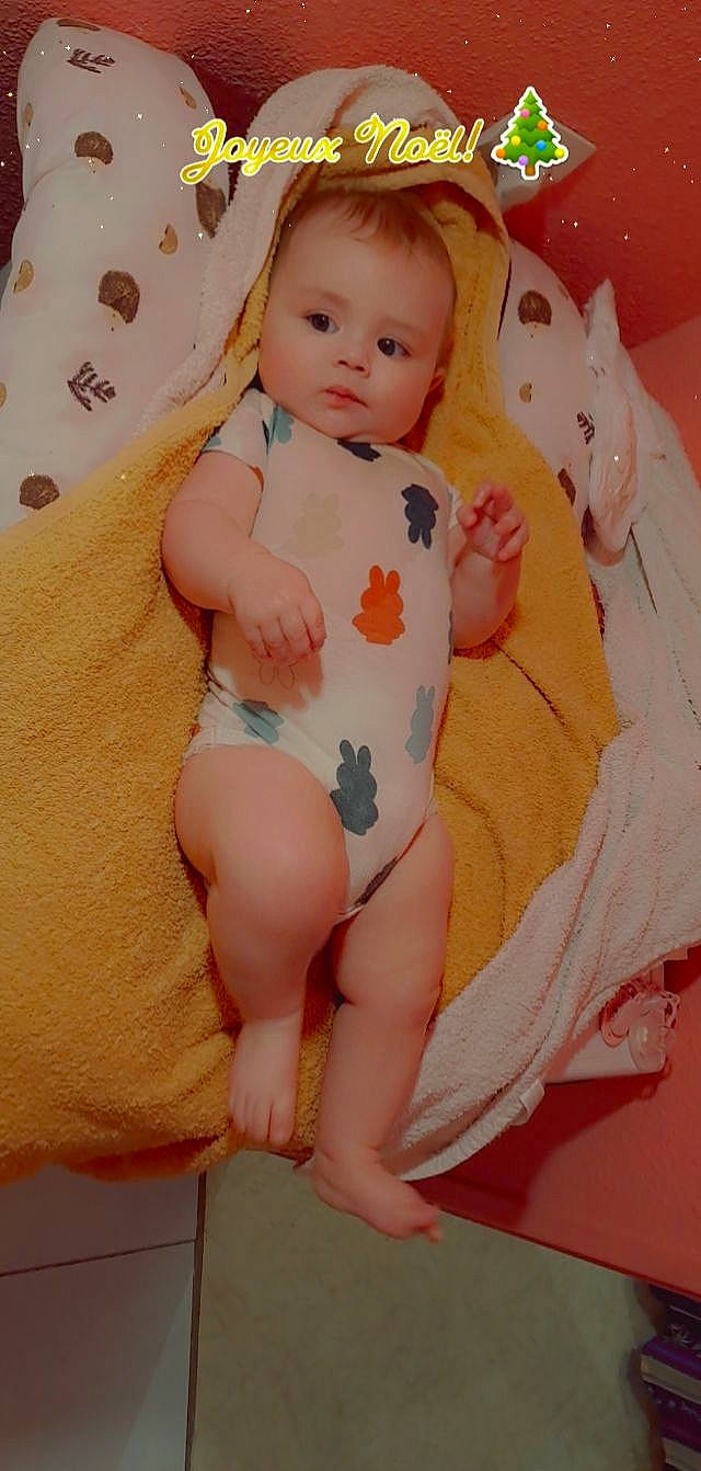 Mercédès participe au concours pour gagner de l'argent avec cette photo : baby, baby_toddler_clothing, cheek, chest, comfort, eye, face, human_leg, infant_bodysuit, iris, leg, pattern, person, pink, skin, sleeve, stomach, thigh, thumb, toddler