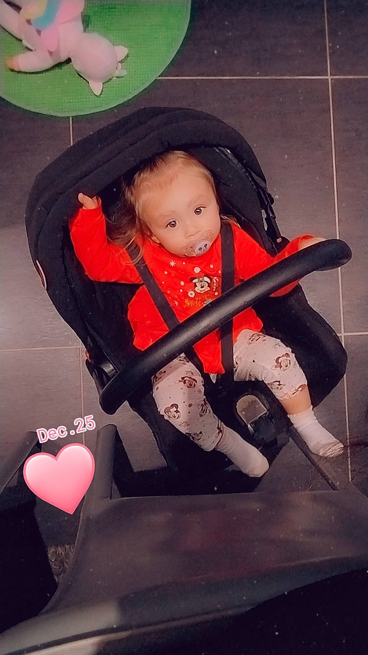 Mercédès participe au concours pour gagner de l'argent avec cette photo : auto_part, baby, baby_carriage, baby_products, baby_safety, baby_toddler_clothing, balloon, car_seat, carmine, chair, comfort, design, fun, lap, leg, magenta, person, pink, sitting, thigh