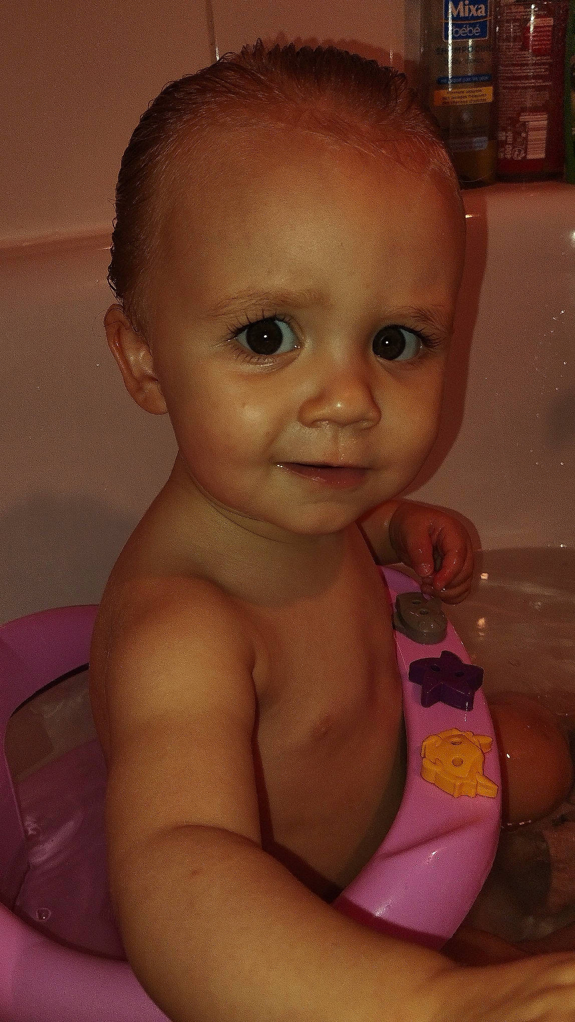 Mercédès participe au concours pour gagner de l'argent avec cette photo : baby, baby_bathing, bathing, cheek, chest, chin, ear, eye, eyebrow, eyelash, forehead, human_body, iris, lip, mouth, nose, person, pink, plumbing_fixture, skin