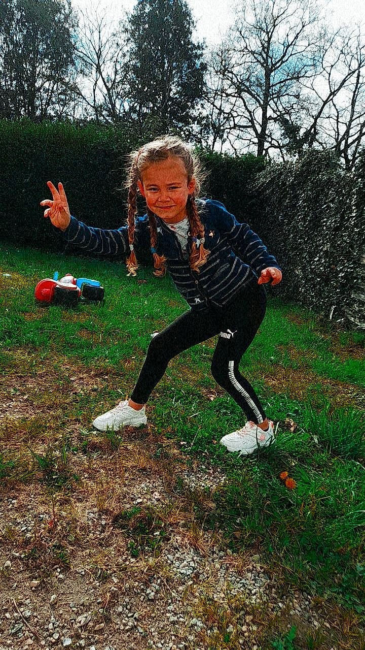 Oxanna a rejoint le concours — aidez-le/la à gagner de superbes lots ! child, fun, grass, grassland, happy, joy, lawn, leisure, people_in_nature, person, plant, play, recreation, sky, smile, tree