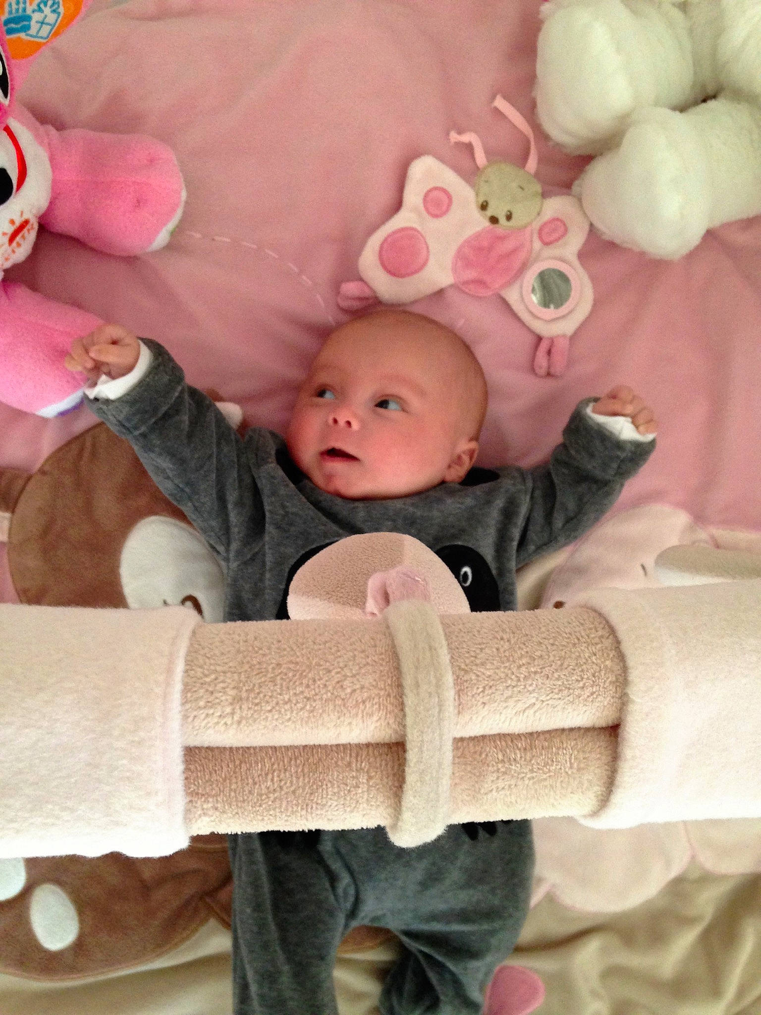 Oxanna participe au concours pour gagner de l'argent avec cette photo : baby, baby_products, baby_safety, baby_sleeping, baby_toddler_clothing, cheek, child, comfort, face, happy, head, infant_bed, linens, person, pink, skin, sock, textile, toddler, white