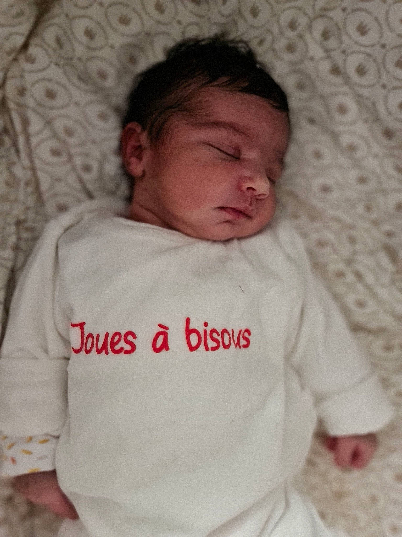 Leïa participe au concours pour gagner de l'argent avec cette photo : baby, baby_products, baby_sleeping, baby_toddler_clothing, bed, bed_sheet, bedding, bedtime, cheek, child, comfort, fur, linens, person, room, skin, sleeve, t_shirt, textile, toddler