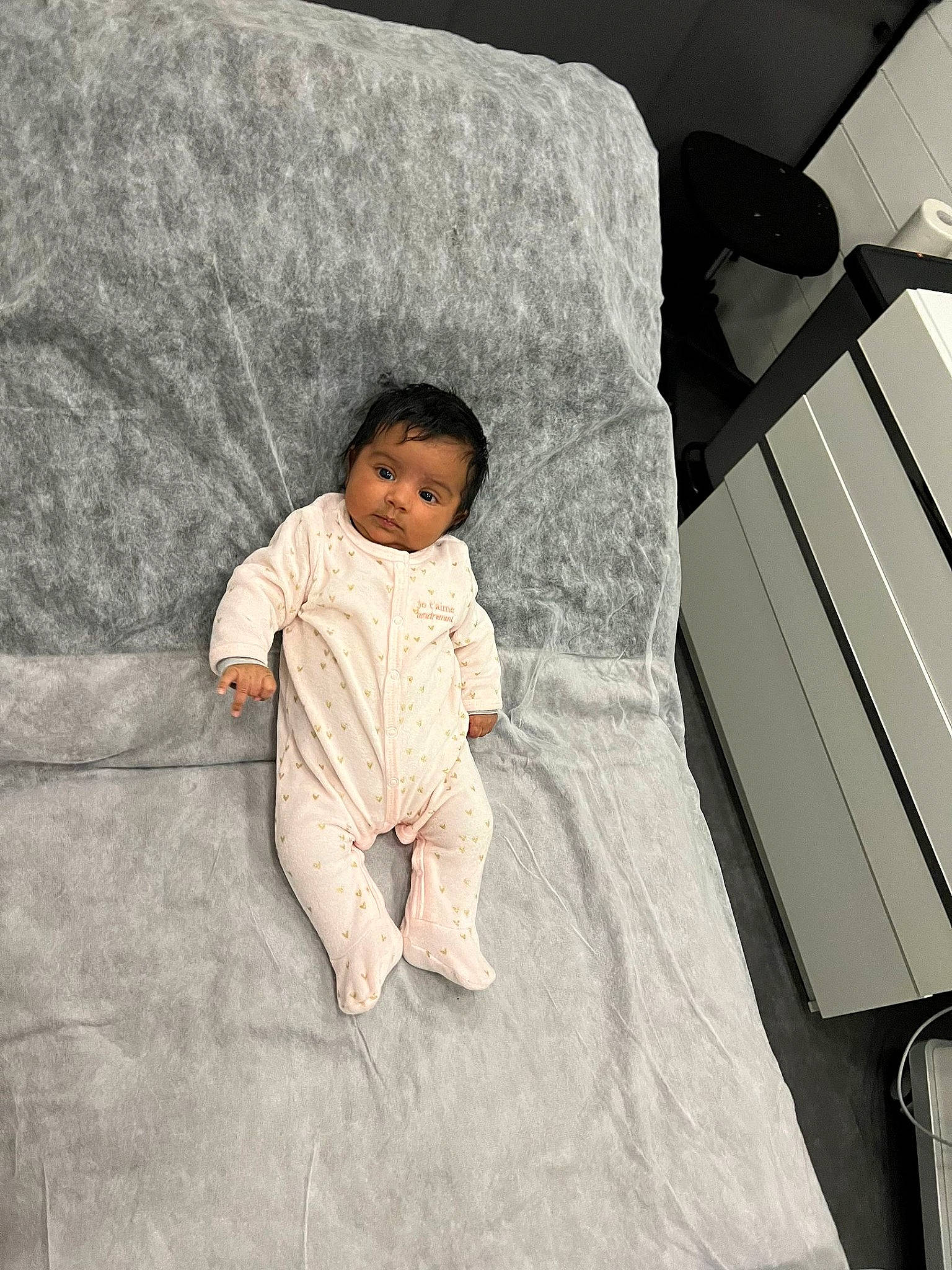 Leïa participe au concours pour gagner de l'argent avec cette photo : baby, baby_toddler_clothing, bedding, child, comfort, floor, flooring, foot, fur, human_leg, linens, monochrome, person, room, sitting, sleeve, t_shirt, throw_pillow, tints_and_shades, toddler