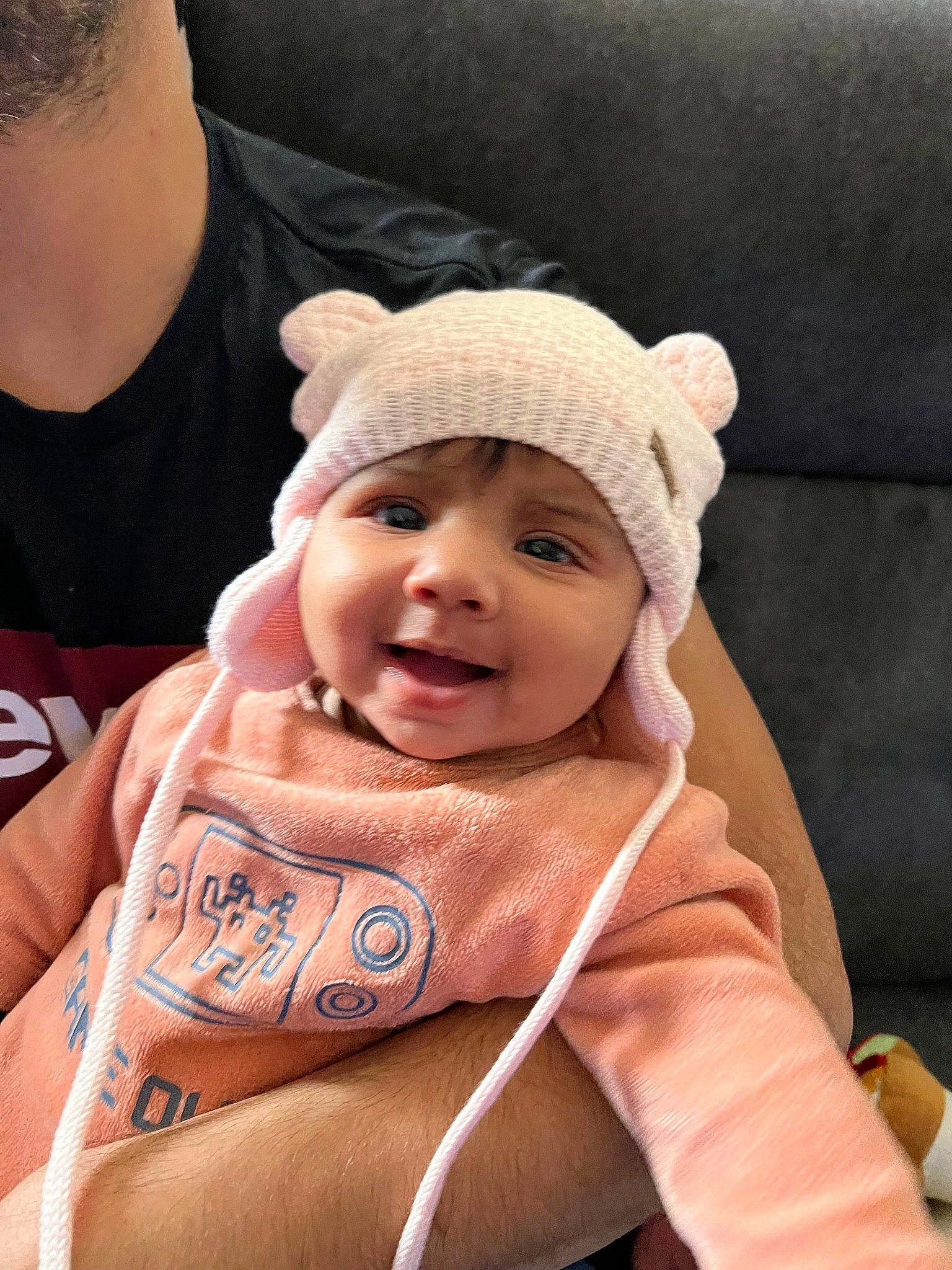 Leïa a rejoint le concours — aidez-le/la à gagner de superbes lots ! abdomen, baby, baby_products, cap, chest, child, cool, eye, fashion_accessory, fun, happy, headgear, headwear, laugh, leisure, person, recreation, sitting, skin, smile