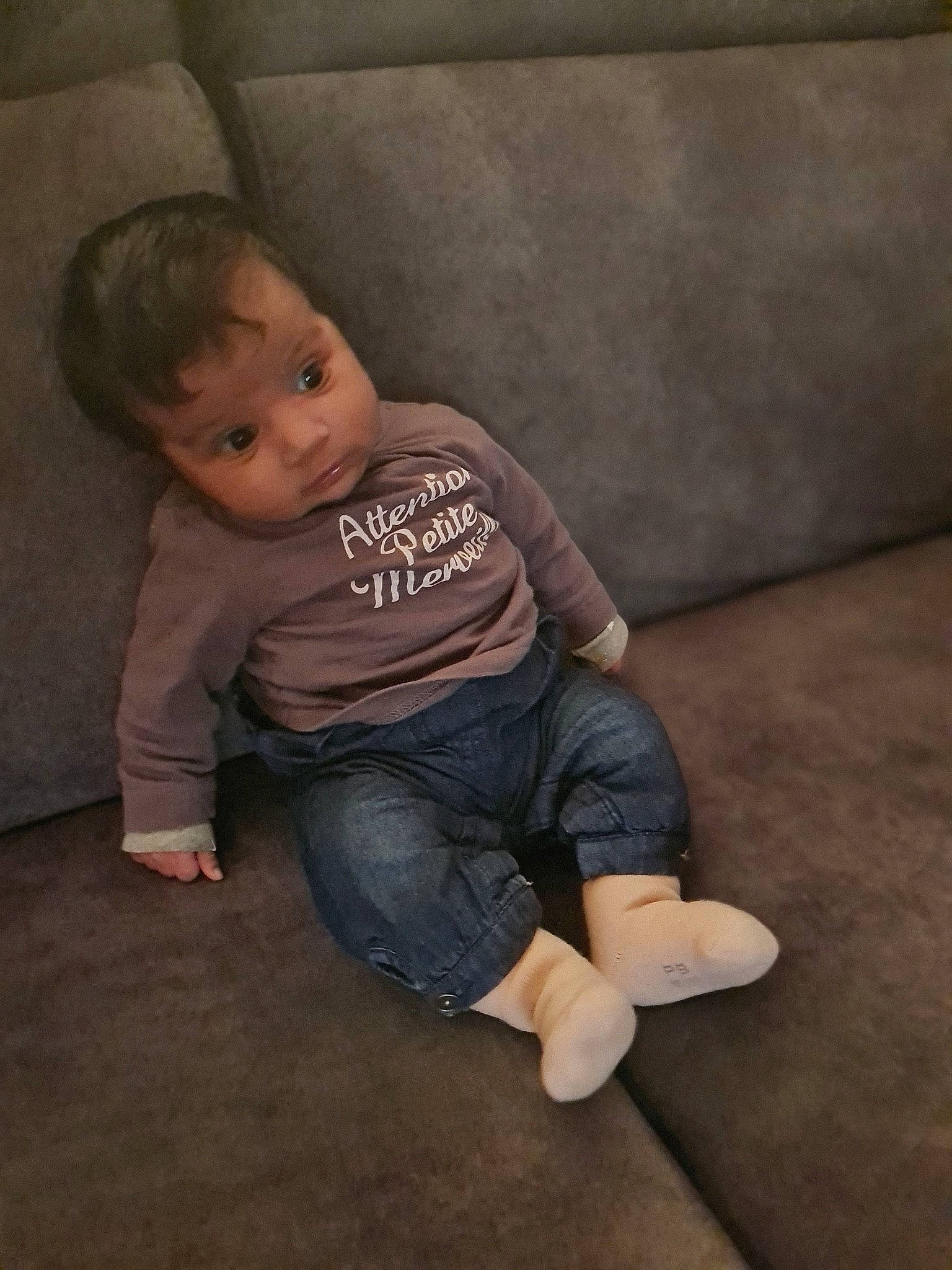 Leïa participe au concours pour gagner de l'argent avec cette photo : baby, baby_toddler_clothing, cheek, comfort, flash_photography, floor, flooring, foot, grass, hardwood, human_leg, knee, leg, nose, person, skin, sleeve, t_shirt, tints_and_shades, toddler