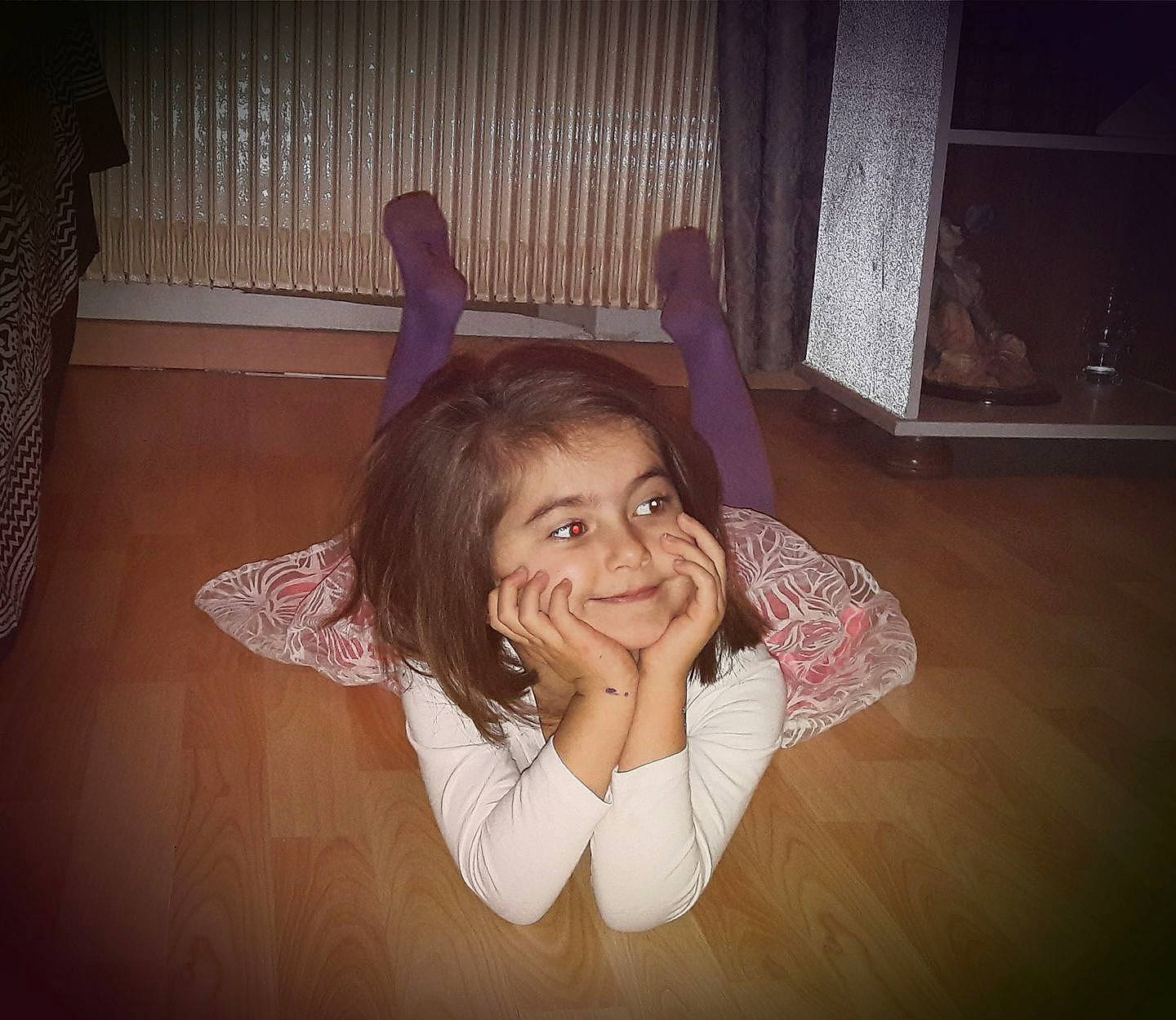 Louna a rejoint le concours — aidez-le/la à gagner de superbes lots ! emotion, eye, facial_expression, fun, girl, hair, hairstyle, hand, head, human, human_body, human_hair_color, joy, mouth, nose, organ, person, sitting, skin, smile