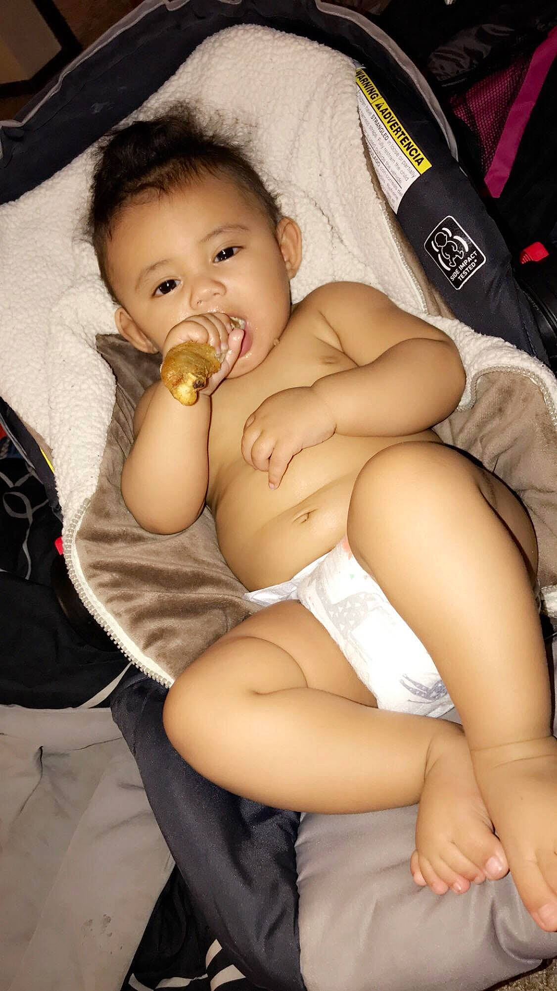 Tyshawn is registered to the contest to win money with this photo: abdomen, black_hair, brown_hair, child, finger, girl, gravure_idol, hand, human_hair_color, japanese_idol, leg, mouth, person, sitting, thigh, trunk