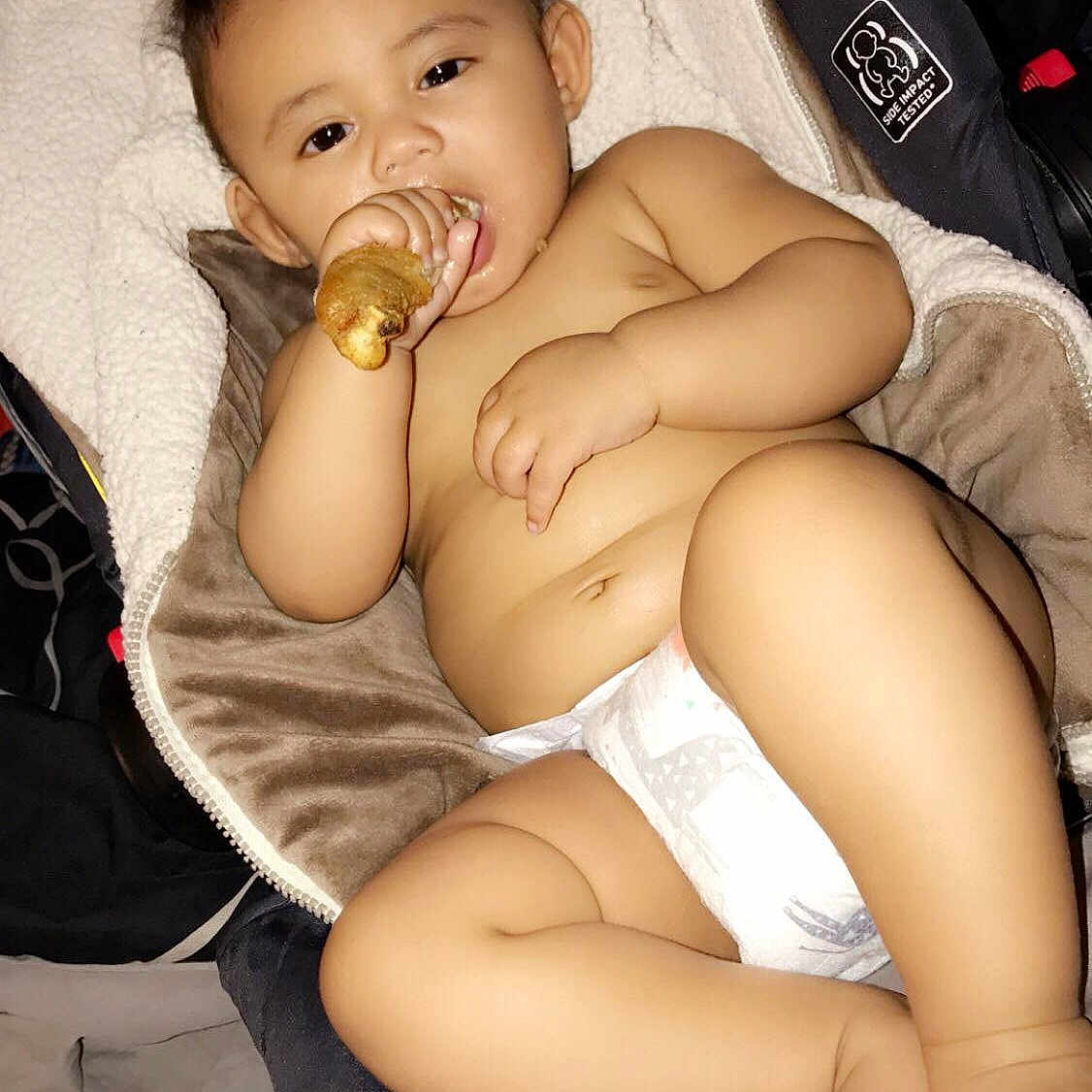 Tyshawn is registered to the contest to win money with this photo: abdomen, black_hair, brown_hair, child, finger, girl, gravure_idol, hand, human_hair_color, japanese_idol, leg, mouth, person, sitting, thigh, trunk