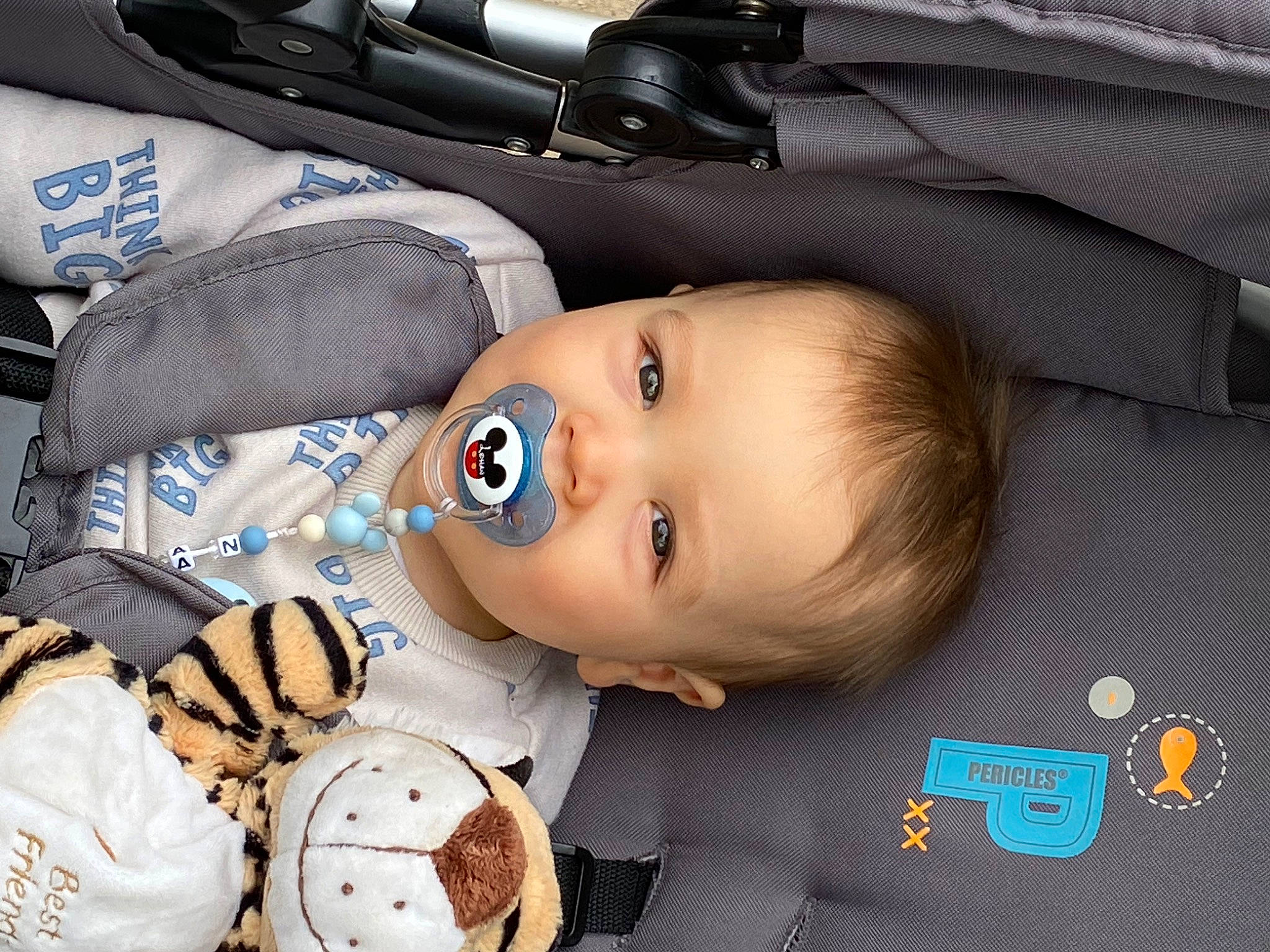 Lohan a rejoint le concours — aidez-le/la à gagner de superbes lots ! auto_part, automotive_exterior, automotive_wheel_system, baby, baby_products, baby_toddler_clothing, bag, car_seat, cheek, child, comfort, family_car, fun, person, personal_luxury_car, toddler, toy, trunk, vehicle_door, white