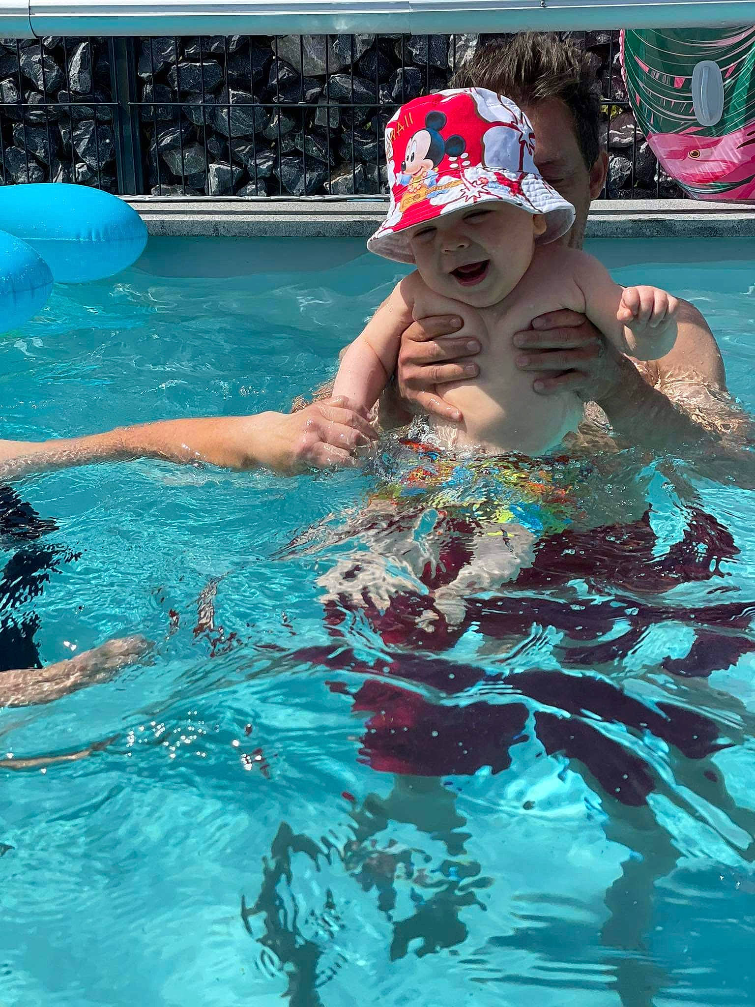 Lohan participe au concours pour gagner de l'argent avec cette photo : baseball_cap, blue, cap, child, competition_event, fun, games, hat, headgear, headwear, leisure, outdoor_recreation, person, personal_protective_equipment, recreation, sports, swim_cap, swimmer, swimming_pool, swimwear