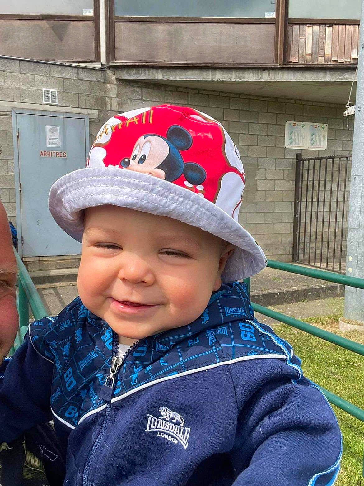 Lohan participe au concours pour gagner de l'argent avec cette photo : baseball_cap, cap, chin, electric_blue, eye, fashion_accessory, fun, happy, hat, headgear, headwear, leisure, person, personal_protective_equipment, photograph, recreation, smile, snapshot, sun_hat, toddler