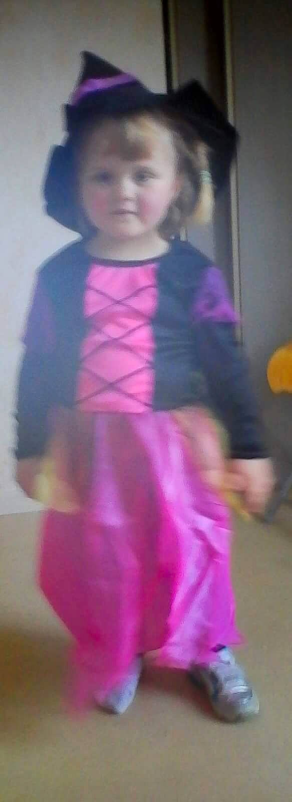 Meg participe au concours pour gagner de l'argent avec cette photo : ballet_tutu, child, clothing, cool, costume, day, fun, girl, headgear, human_hair_color, magenta, outerwear, person, pink, product, purple, skin, smile, standing, textile