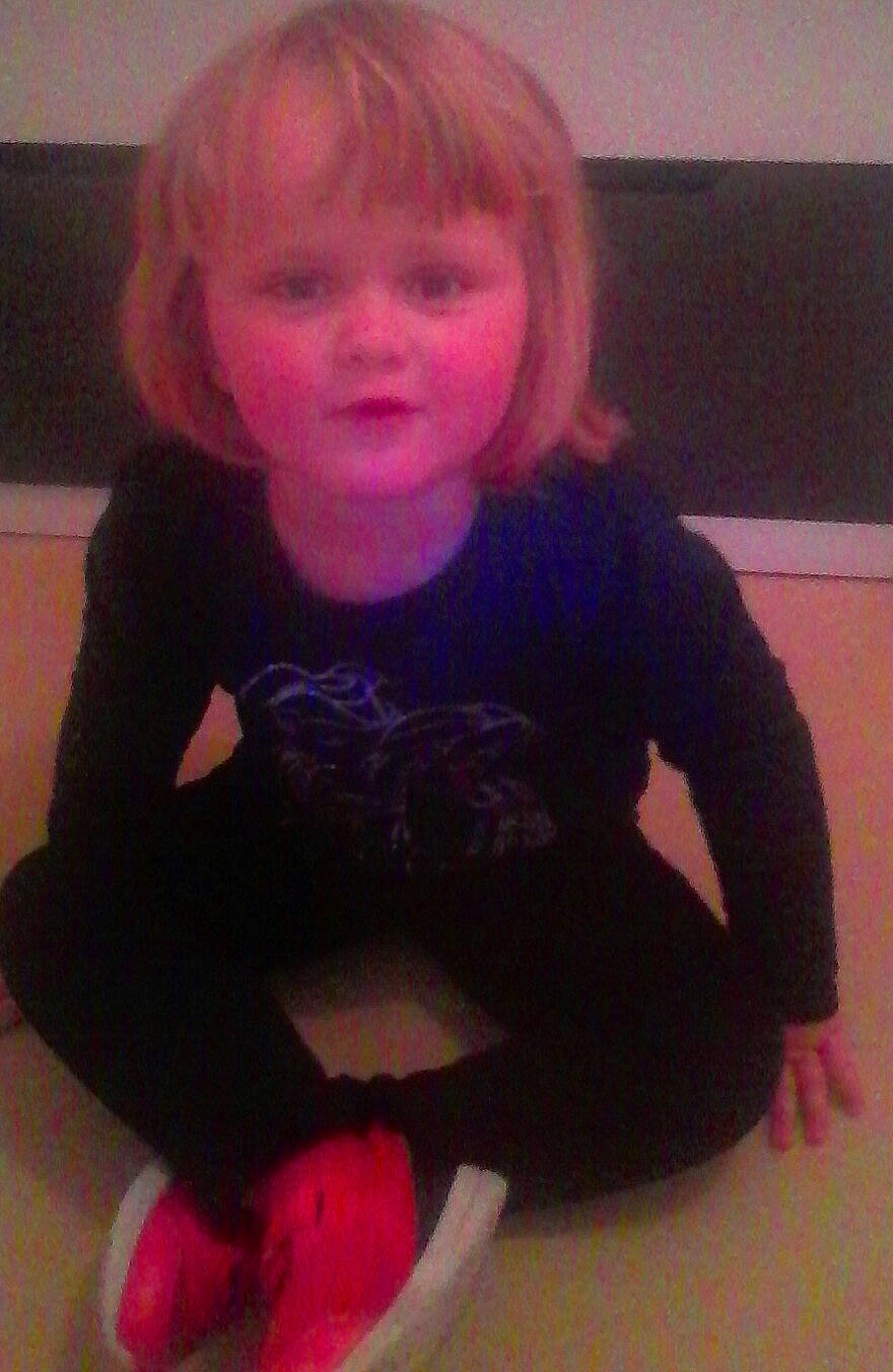 Meg participe au concours pour gagner de l'argent avec cette photo : cheek, child, chin, day, eye, face, fun, girl, hair, head, human_hair_color, mouth, nose, person, pink, purple, sitting, skin, standing, toddler