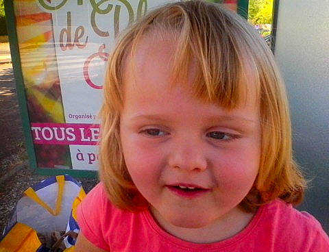 Meg a rejoint le concours — aidez-le/la à gagner de superbes lots ! blond, cheek, child, chin, ear, eye, eyebrow, face, facial_expression, forehead, girl, hair, hairstyle, head, human_hair_color, nose, organ, person, smile, toddler