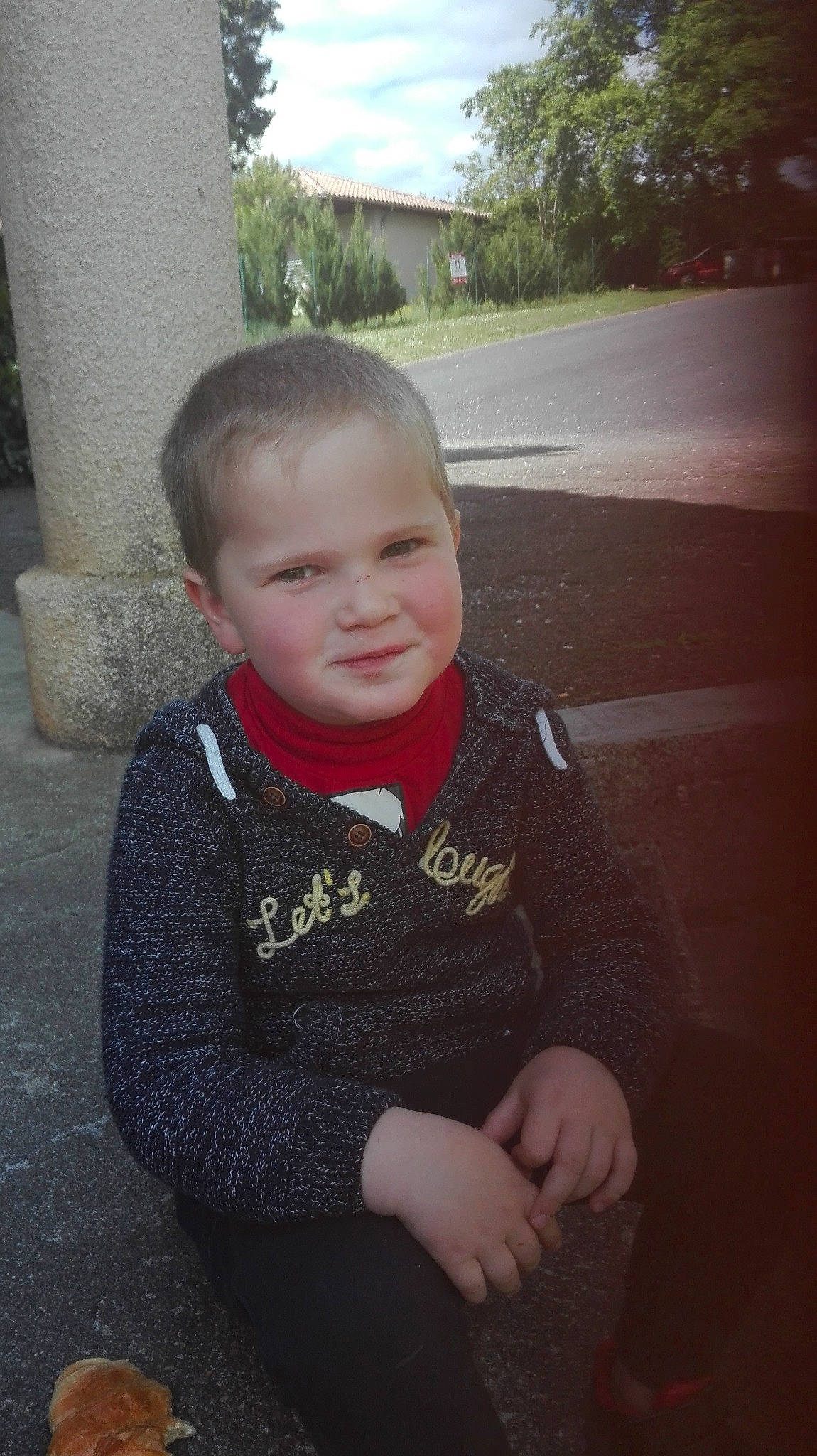 Noa participe au concours pour gagner de l'argent avec cette photo : boy, cheek, child, day, emotion, eye, face, facial_expression, fun, girl, hair, head, human_hair_color, infant, person, sitting, skin, smile, standing, toddler