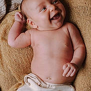 Lowen a rejoint le concours — aidez-le/la à gagner de superbes lots ! baby, infant, smiling, happy, bare_chest, pants, blanket, texture, skin, face, lying_down, cute, child, newborn, warm, cozy, expression, joy, infantile, relaxation