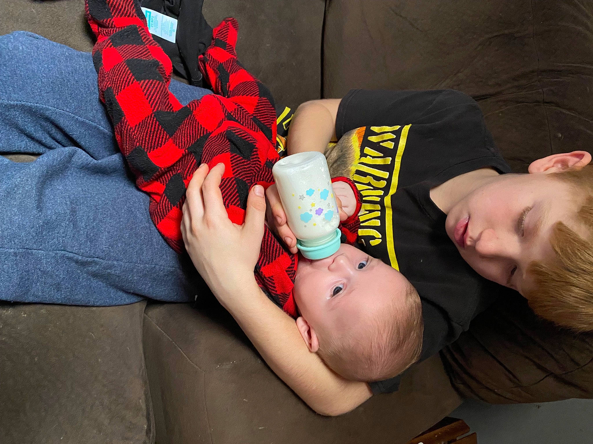 Carsyn is registered to the contest to win money with this photo: abdomen, chest, comfort, elbow, eyelash, eyewear, finger, gesture, human_body, human_leg, joint, knee, mouth, nail, neck, person, shoulder, thigh, thumb, trunk