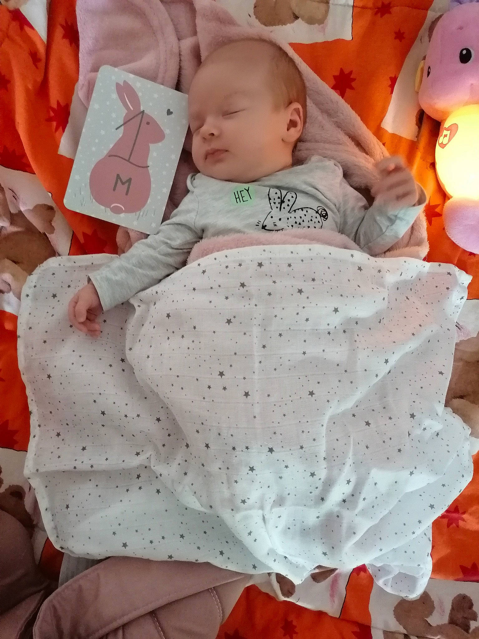 Roxane a rejoint le concours — aidez-le/la à gagner de superbes lots ! baby, baby_products, baby_safety, baby_sleeping, baby_toddler_clothing, bedding, cheek, child, comfort, dress, linens, pattern, person, pink, room, skin, sleeve, textile, toddler, toy