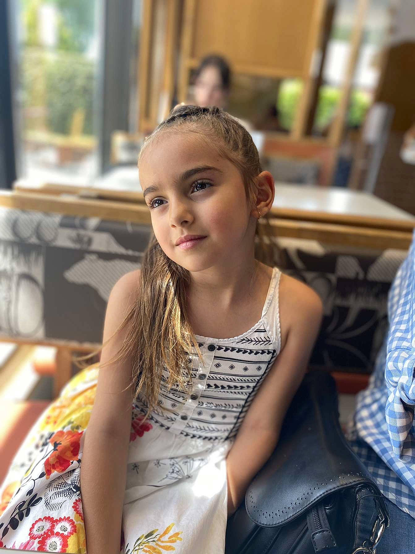 Aaliyah participe au concours pour gagner de l'argent avec cette photo : audio_equipment, bag, black_hair, chair, child, event, eyewear, fashion_accessory, fashion_design, fun, happy, jewellery, joy, leisure, long_hair, luggage_and_bags, person, room, sitting, t_shirt