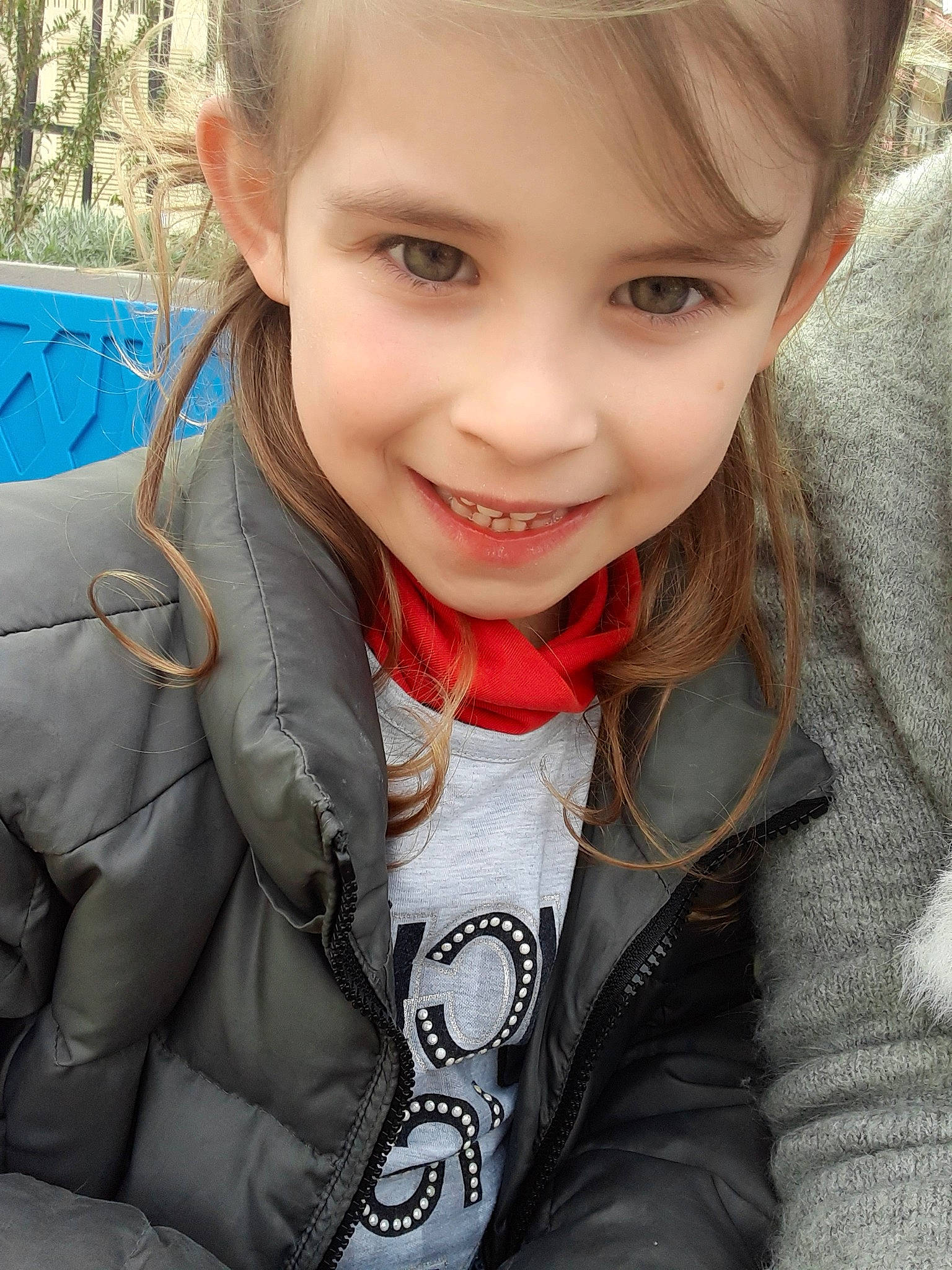 Lizzie a rejoint le concours — aidez-le/la à gagner de superbes lots ! cheek, child, child_model, eye, face, facial_expression, hair, happy, head, iris, joy, lip, nose, outerwear, person, photography, skin, smile, toddler, tongue