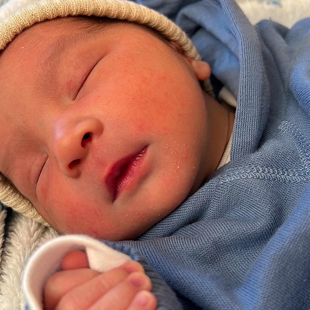 Lyan a rejoint le concours — aidez-le/la à gagner de superbes lots ! baby, blanket, blue, closeup, clothing, cozy, cute, face, hand, hat, infant, newborn, peaceful, portrait, resting, skin, sleeping, soft, tiny, warm