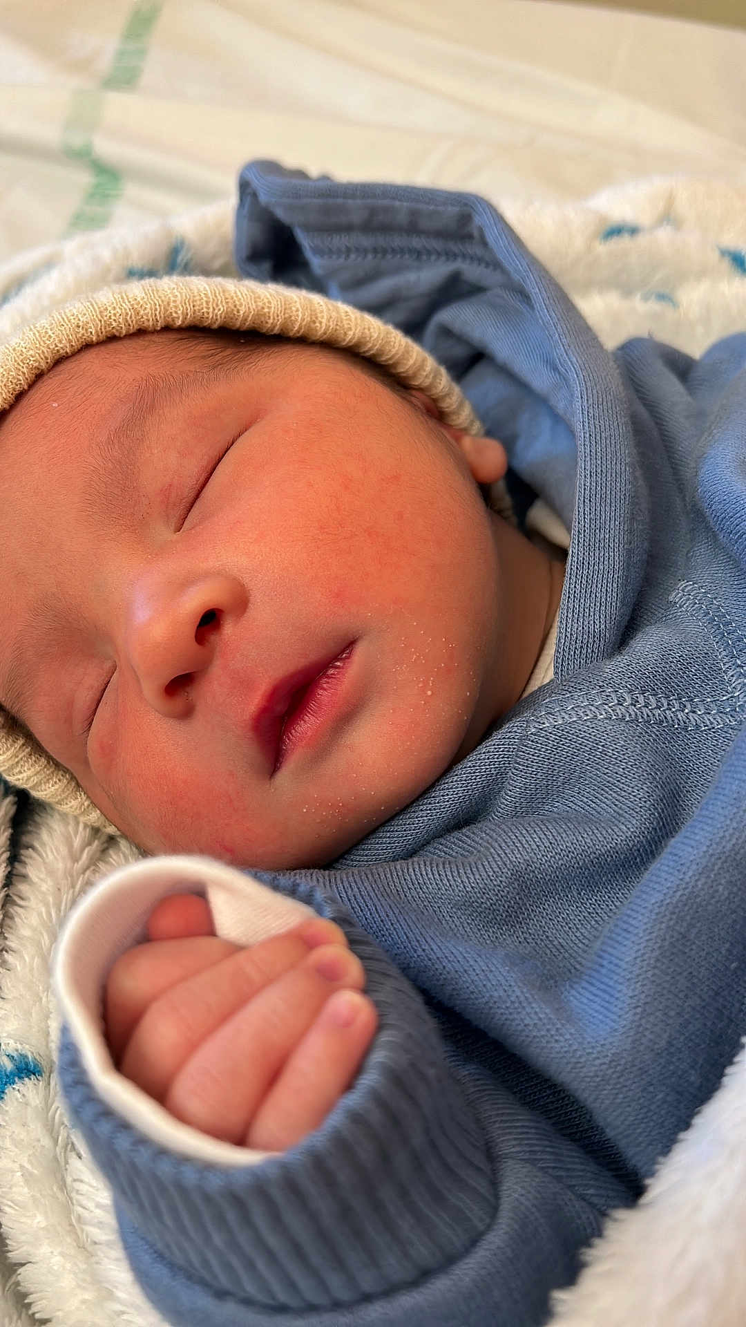 Lyan a rejoint le concours — aidez-le/la à gagner de superbes lots ! newborn, baby, sleeping, face, hand, hat, clothing, blue, blanket, cozy, skin, closeup, infant, peaceful, cute, portrait, resting, soft, tiny, warm