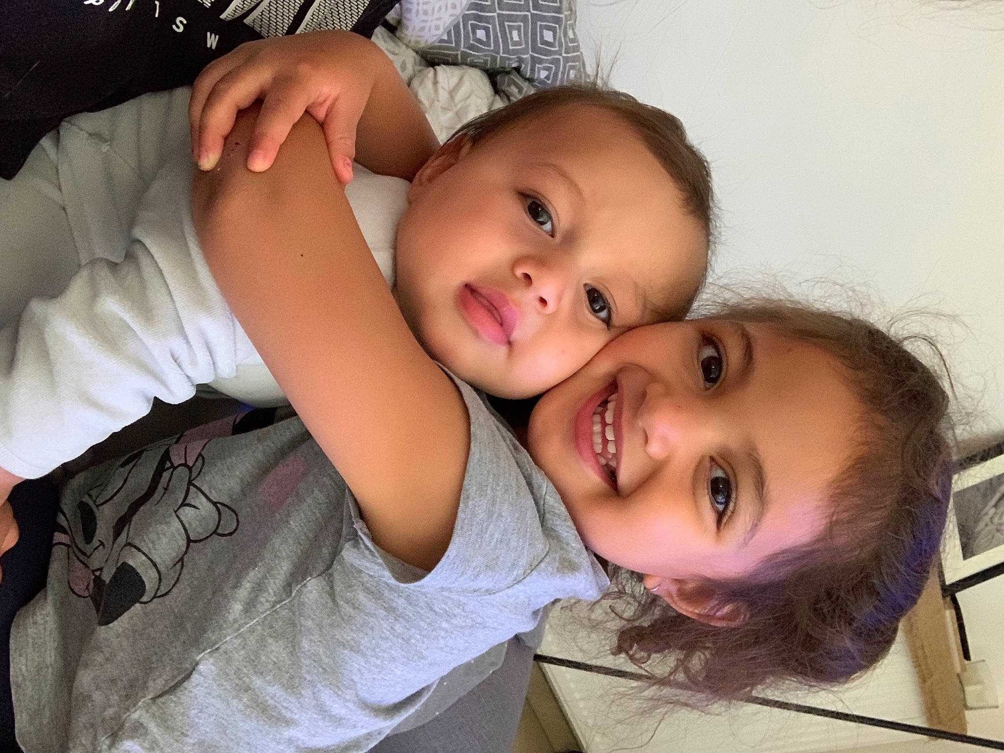 Maëlia participe au concours pour gagner de l'argent avec cette photo : arm, baby_toddler_clothing, cheek, chin, eyebrow, flash_photography, gesture, hand, happy, human_body, iris, joy, lip, mouth, neck, nose, person, skin, sleeve, smile