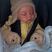 Nolan a rejoint le concours — aidez-le/la à gagner de superbes lots ! baby, infant, sleeping, car_seat, bear_hat, mittens, blanket, cozy, plush, closed_eyes, eyelashes, zipper, jacket, seatbelt, soft_texture, portrait, indoor, cute, peaceful, nap_time