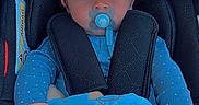 Nolan a rejoint le concours — aidez-le/la à gagner de superbes lots ! baby, blanket, blue_clothing, cap, car_seat, child, clothing, cute, face, footwear, hand, headwear, indoors, infant, pacifier, portrait, seatbelt, sitting, toy, young_child
