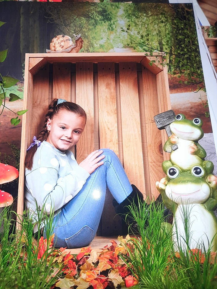 Lana a rejoint le concours — aidez-le/la à gagner de superbes lots ! beauty, botany, fawn, flash_photography, fun, garden, grass, green, happy, joy, lawn, lawn_ornament, leisure, organ, people_in_nature, person, photograph, plant, sitting, snapshot